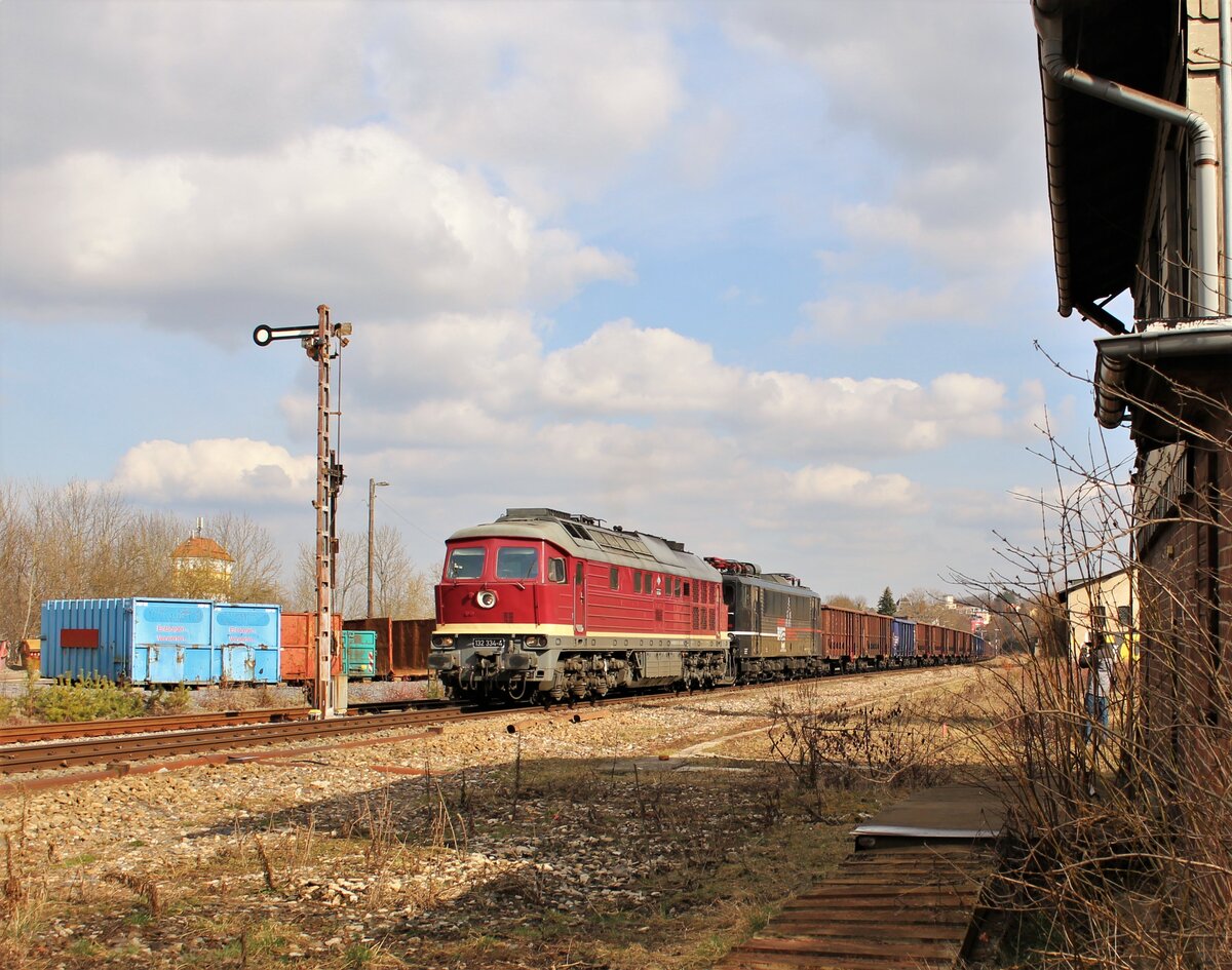 132 334 und 155 007 (EBS) zu sehen am 09.03.21 in Pößneck oberer Bahnhof mit einem leeren Holzzug für Sonneberg.