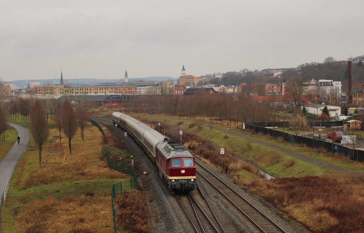 132 334-4 (EBS) fuhr am 16.12.17 mit einem Sonderzug von Erfurt nach Schwarzenberg/Erzgeb. Hier ist der Zug in Gera Süd zu sehen. Gruß an den Tf!