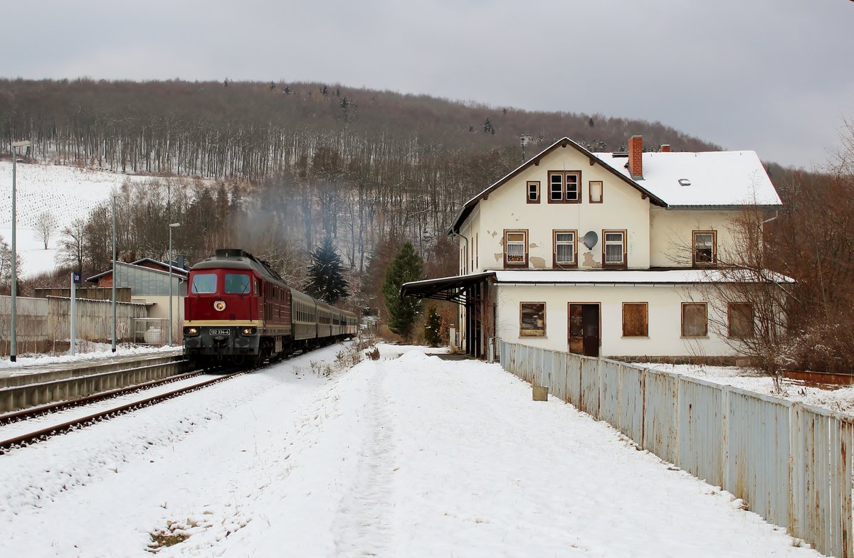 132 334-4 (EBS) fuhr am 15.12.18 den Erzgebirge-Expess von Erfurt nach Schwarzenberg. Hier ist der Zug in Lauter zu sehen.