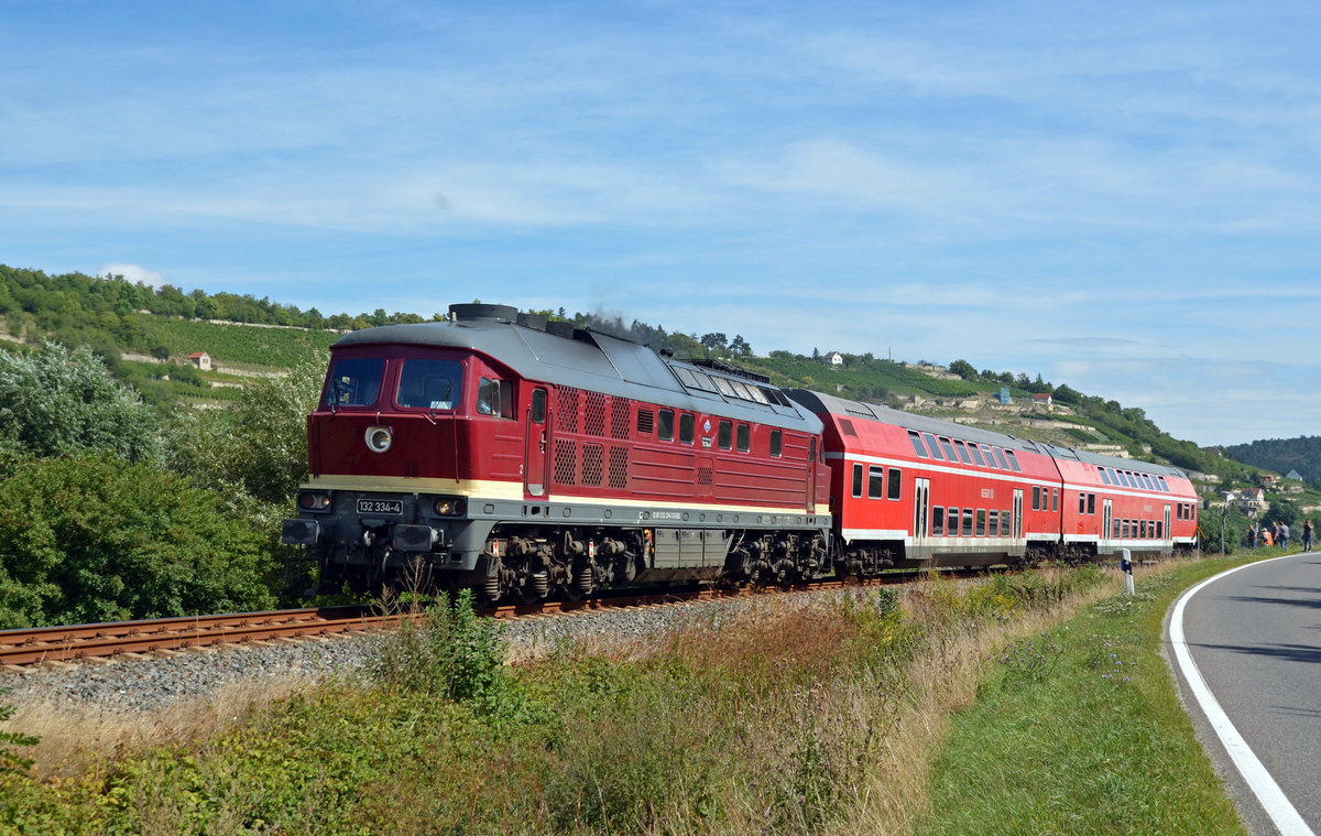 132 334 der EBS befand sich am 20.08.16 auf der Fahrt von Naumburg nach Karsdorf, als sie den Bahnübergang zwischen Freyburg und Bälgstädt passierte.