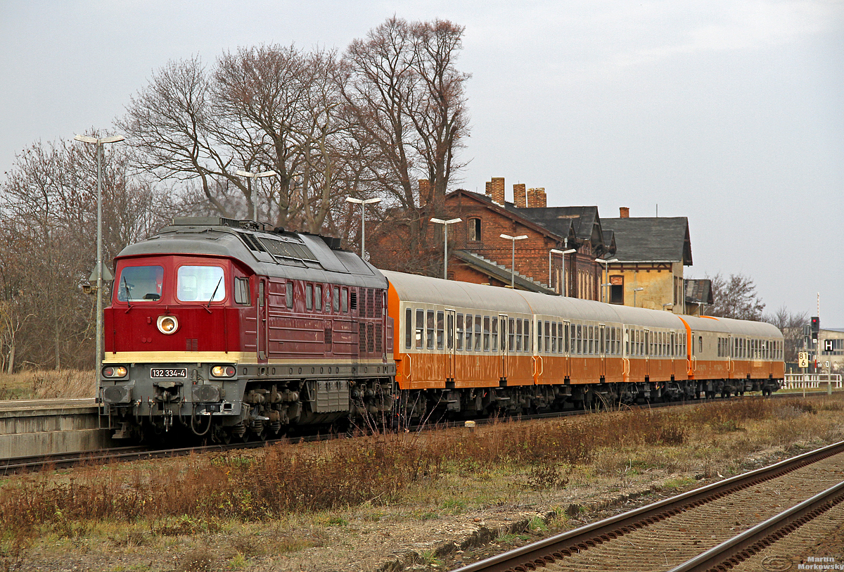 132 334 mit einem Städteexpreß in Wegeleben am 16.12.2018