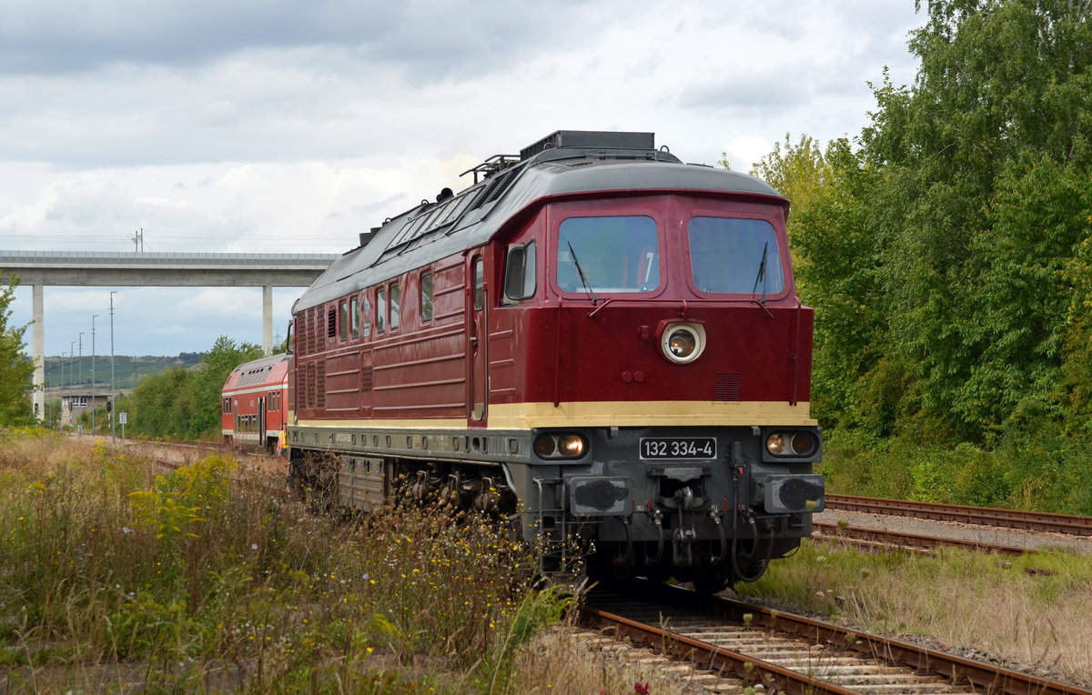 132 334 setzte anschließend in Karsdorf an das andere Zugende um. Anschließend ging die Fahrt zurück nach Naumburg.