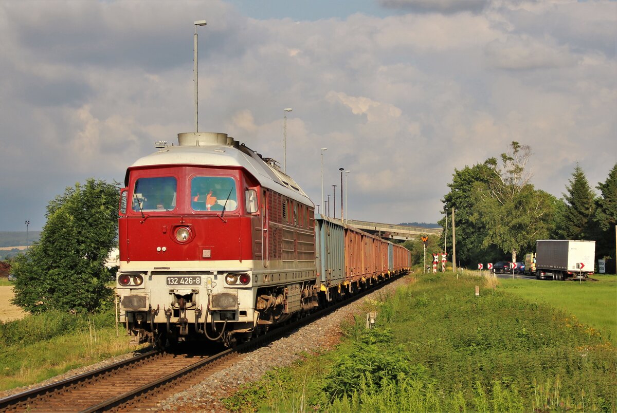 132 426-8 fuhr am 16.07.21 mit einem Düngerzug von Könitz nach Saalfeld.