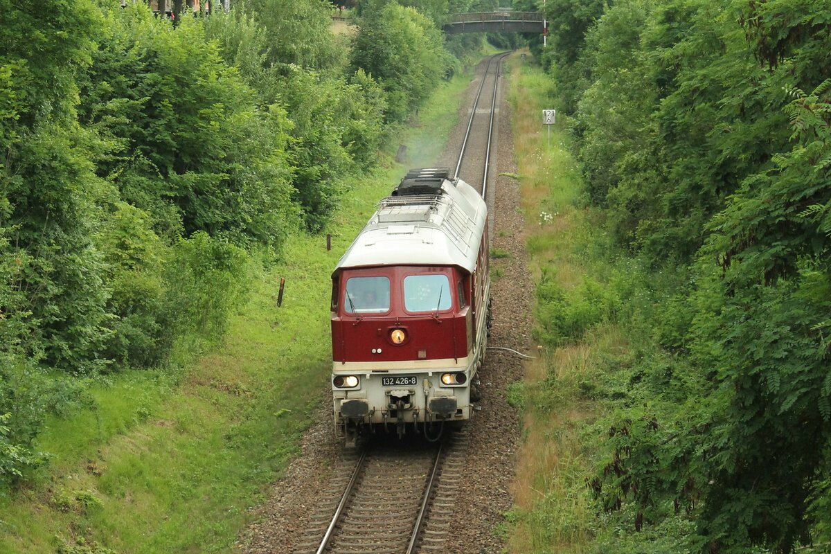 132 426-8 der Nossen-Riesaer Eisenbahn-Compagnie (NRE) GmbH am 16.7.2021 bei der Durchfahrt durch Pößneck