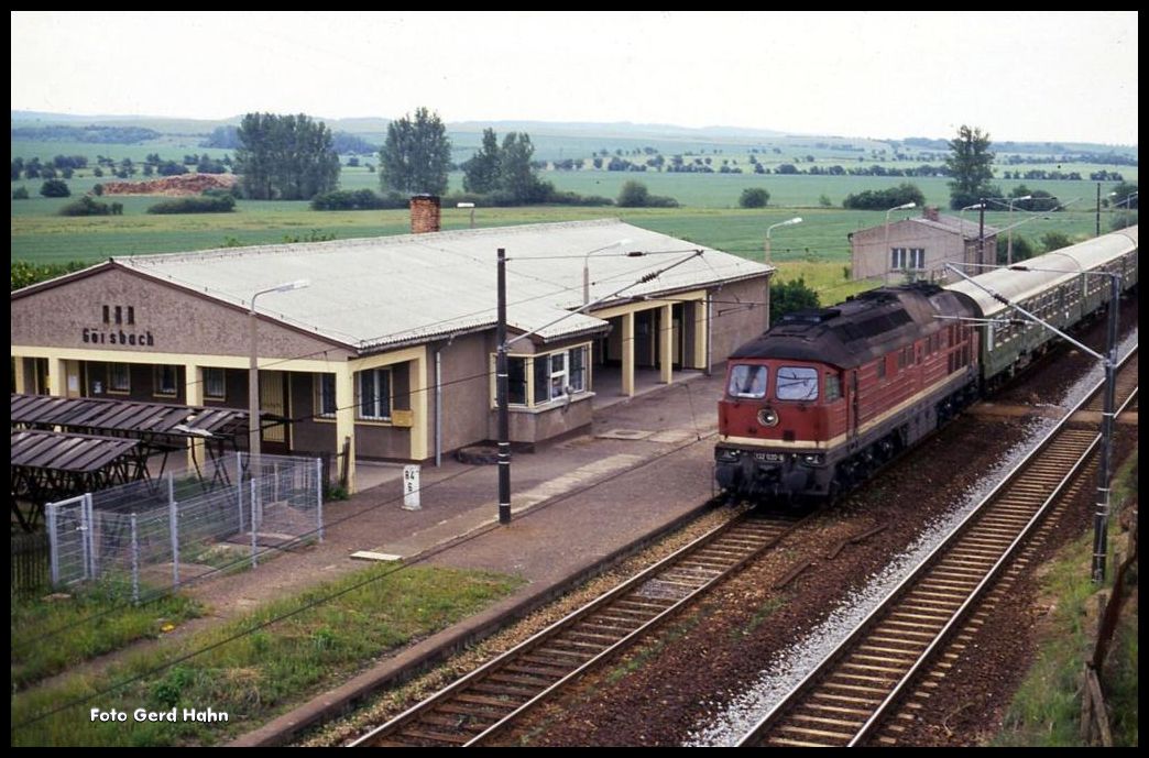 132020 fährt am 22.6.1991 um 9.51 Uhr mit dem E 850 nach Kassel durch den Haltepunkt Görsbach.