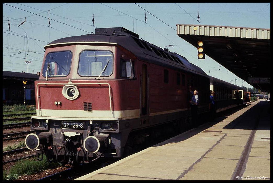 132129 hat hier am 26.8.1990 im HBF Magdeburg den Personenzug nach Marienborn am Haken.