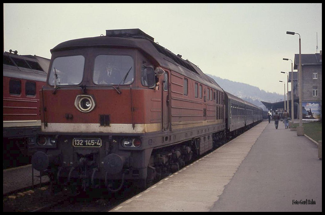 132145 der DR steht am 29.3.1991 mit einem Personenzug am Hausbahnsteig im Bahnhof Arnstadt.