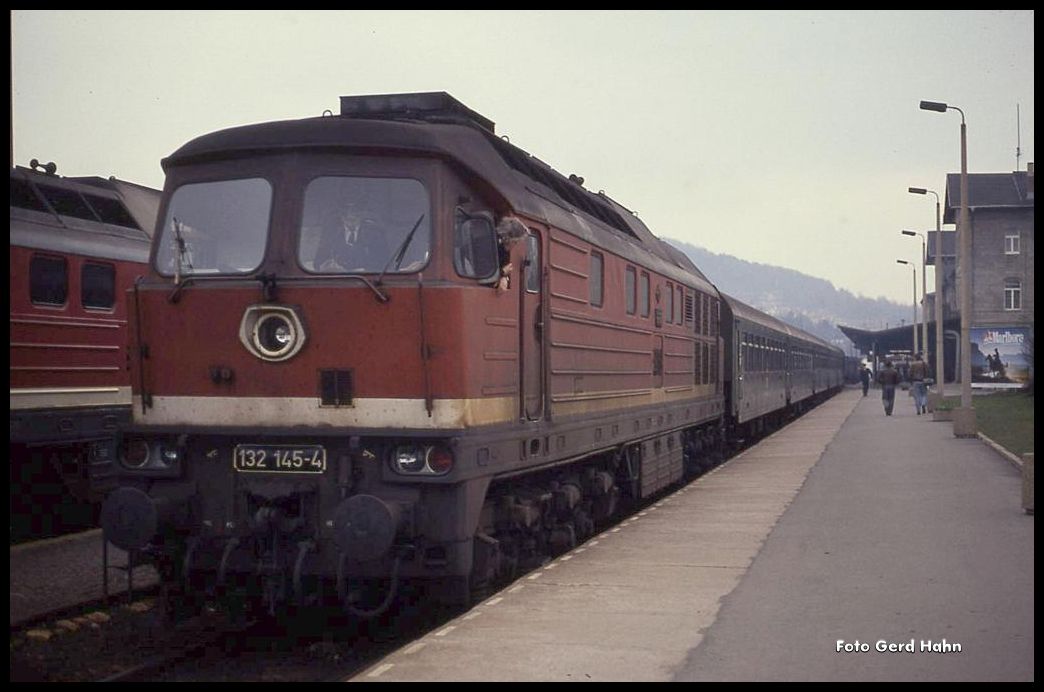 132145 wartet am 29.3.1991 vor einem Personenzug nach Eisenach im Bahnhof Arnstadt.