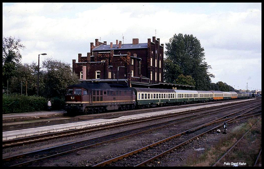 132174 hält hier am 19.10.1991 mit dem D nach Halberstadt um 13.53 Uhr im Bahnhof Genthin.