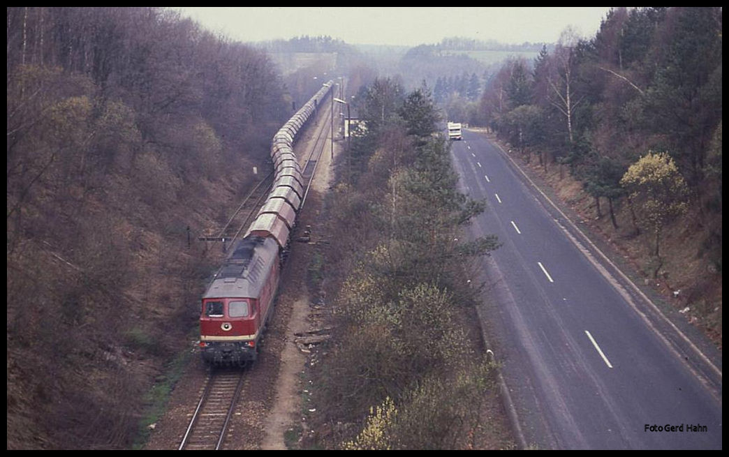 132201 schiebt hier am 29.3.1991 auf der Güterverbindung Gerstungen Förtha am Block 1 Förtha einen schweren Kalizug nach. Wegen einer Zugbegegnung muss der Zug in das Ausweichgleis. Heute ist diese Verbindungsbahn komplett abgebaut!