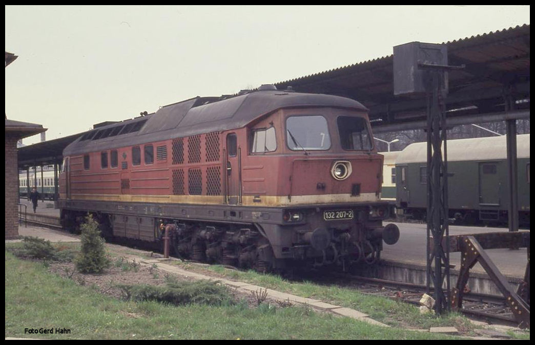 132207 abgestellt im Bahnhof Meiningen am 29.3.1991.