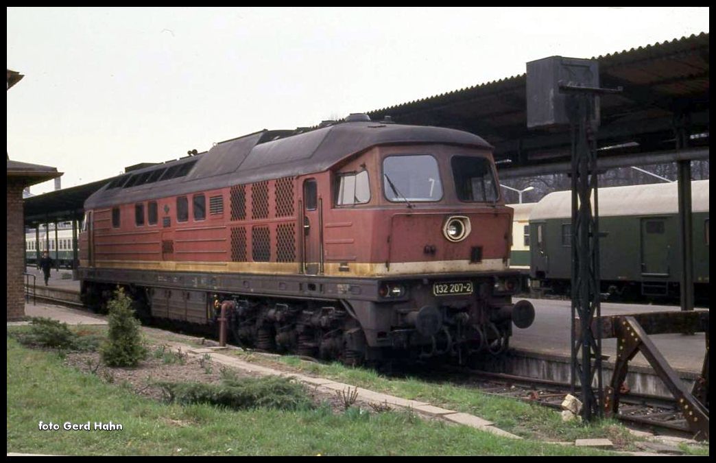 132207 am 29.03.1991 im Kopfgleis des Bahnhof Meiningen.