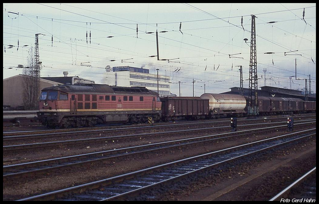 132353 fährt hier am 21.11.1990 mit einem Güterzug in Richtung Westen durch den HBF Erfurt.