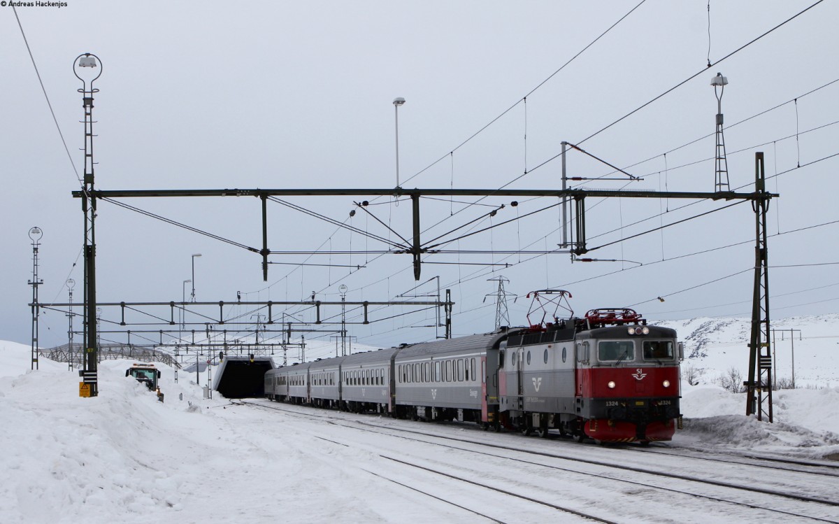 1324 mit dem D 93 (Narvik-Stockholm Central) in Vassijaure 17.3.15