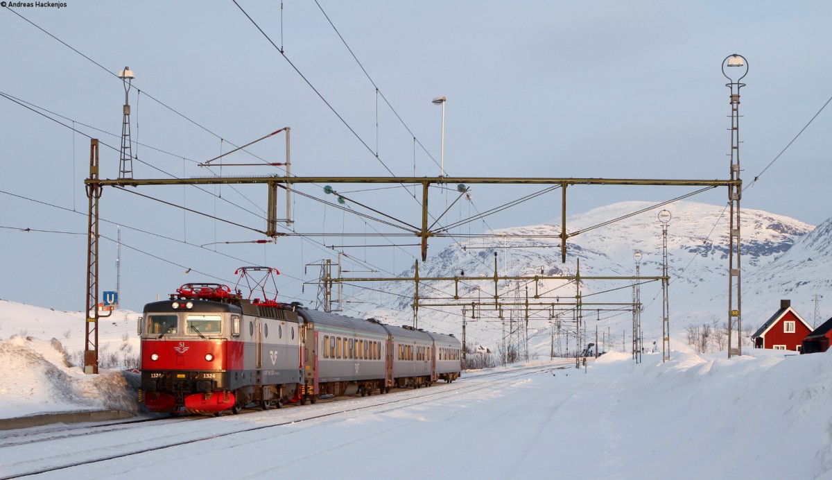 1324 mit dem IC 96 (Luleaa Central-Narvik) in Vassijaure 18.3.15