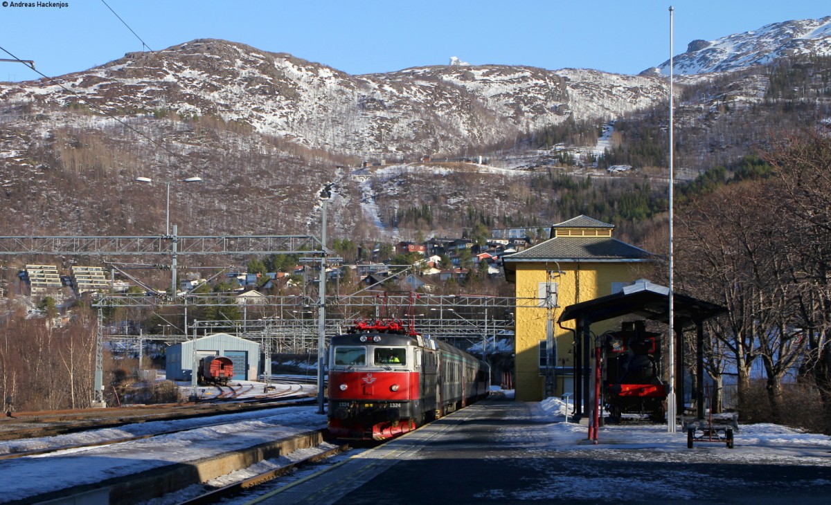 1324 mit dem R 94/R 3964 (Örnsköldsvik C/Luleaa Central-Narvik) in Narvik 16.3.15