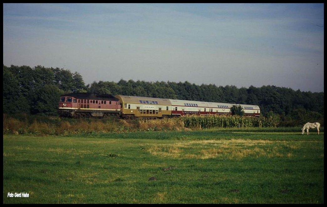 132414 ist hier mit dem Sputnik 11417, wie die Doppelstockzüge in der DDR genannt wurden, bei Jeserig von Magdeburg nach Potsdam unterwegs.