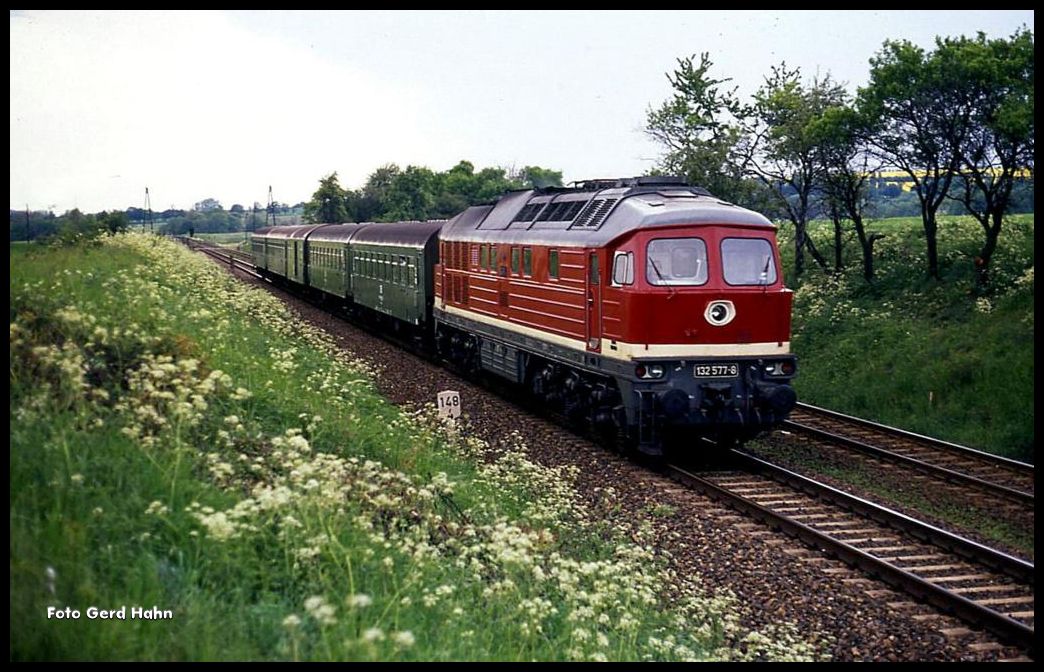 132577 war am 7.6.1991 um 16.08 Uhr bei Fröttstädt mit dem P 6528 in Richtung Erfurt unterwegs.
