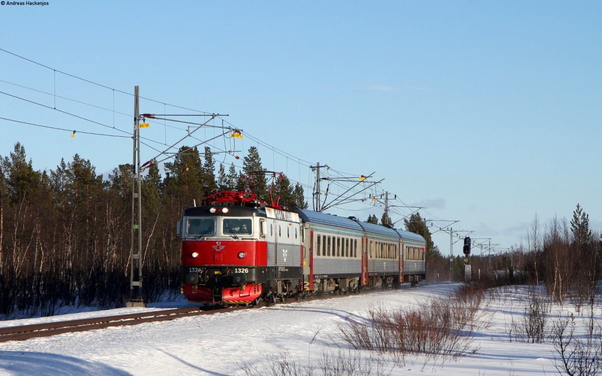 1326 mit dem IC 96 (Luleaa Central-Narvik) bei Rautas 20.3.15 