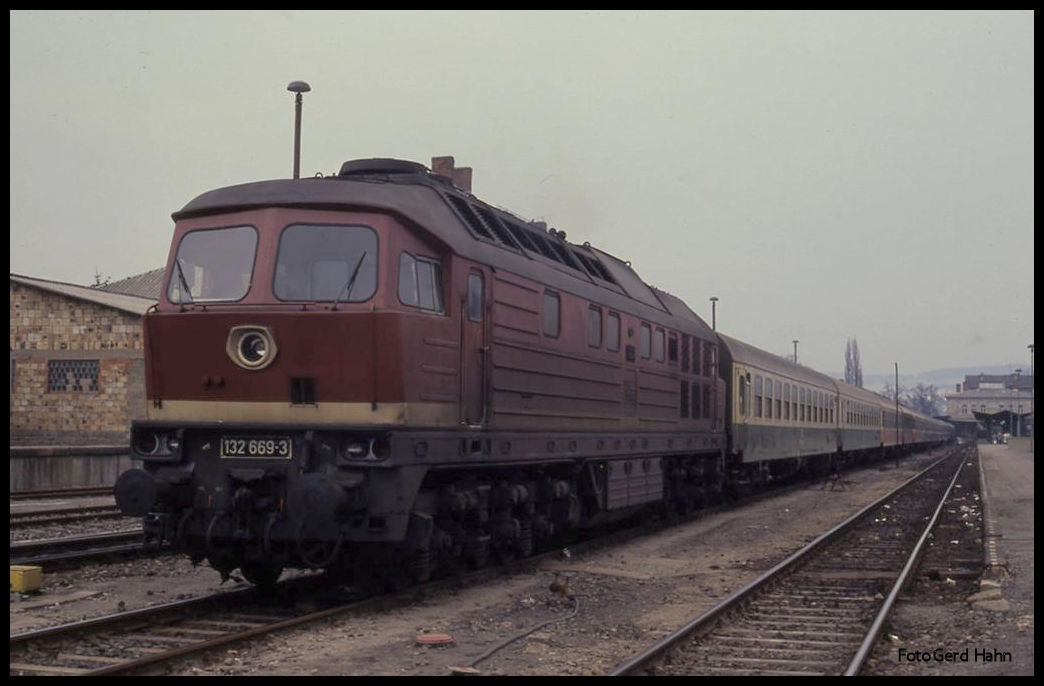 132669 vor einer Leerzuggarnitur am 29.3.1991 im Bahnhof Meiningen.
