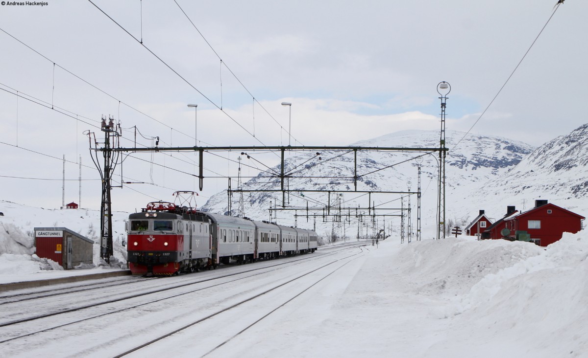 1327 mit dem R 94/R 3964 (Örnsköldsvik C/Luleaa Central-Narvik) in Vassijaure 17.3.15
