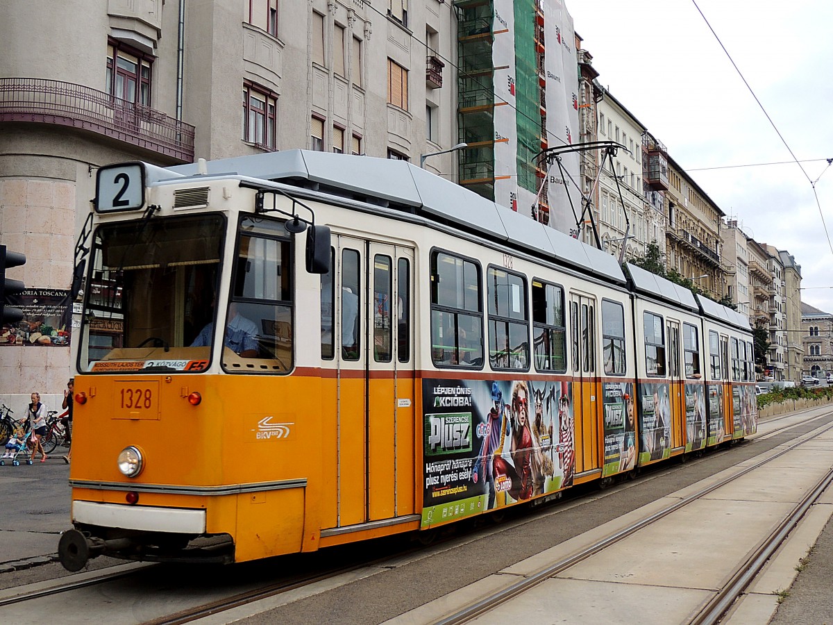 1328 steuert in BUDAPEST als Linie2 Richtung Haltestelle Március 15. tér; 130827