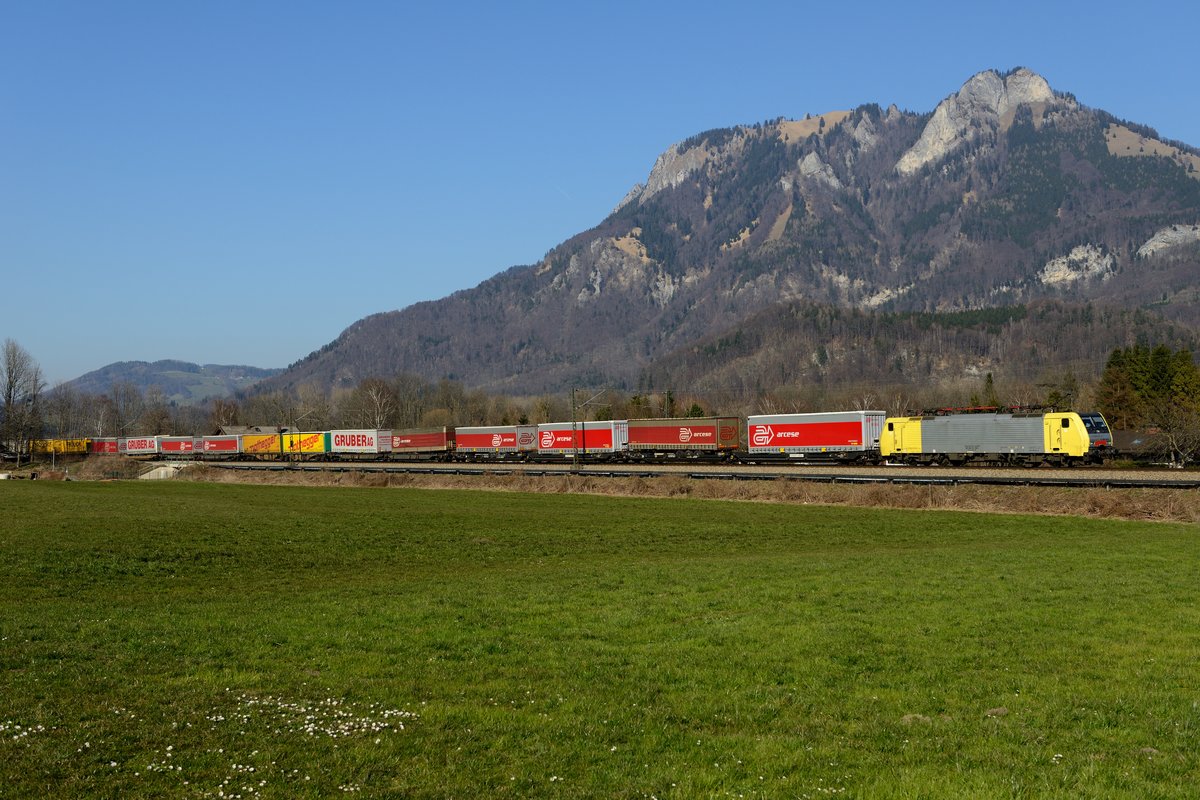 1338 Höhenmeter weist der Heuberg auf und wird zu den Chiemgauer Alpen gerechnet. Häufig ist er auch auf Eisenbahnaufnahmen von der deutschen Seite des Inntals zu sehen Hier bildet er die Kulisse für die TXL-Leistung DGS 43106 von Hannover Linden Hafen nach Verona. Zu meiner Freude wurde der Zug am 12. März 2014 von der sauberen, noch im gelb/silbernen Dispolok-Farbkleid lackierten ES 64 F4 031 geführt. 