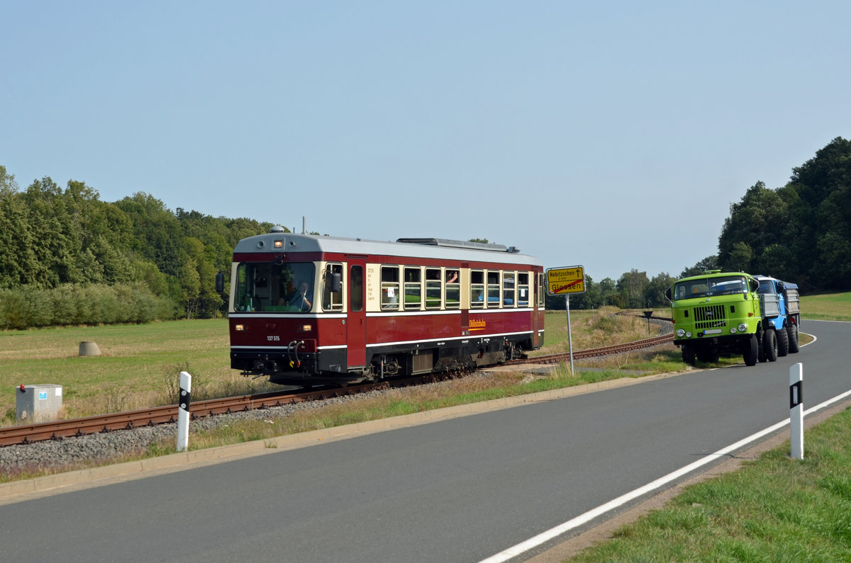 137 515 rollt am 12.09.20 von Nebitzschen nach Glossen vorbei an zwei W50 dem Zielbahnhof entgegen.