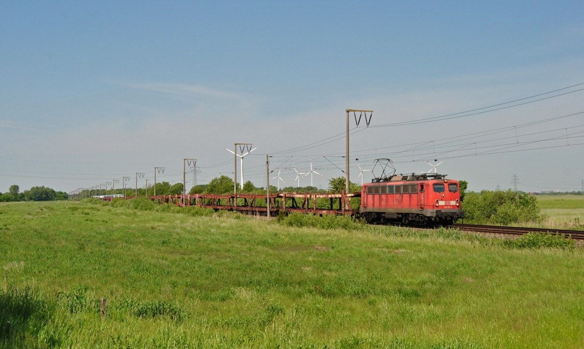 139 132-5 fuhr am 05.06.2015 mit einem Autozug von Emden in Richtung Osnabrück, hier bei Petkum.