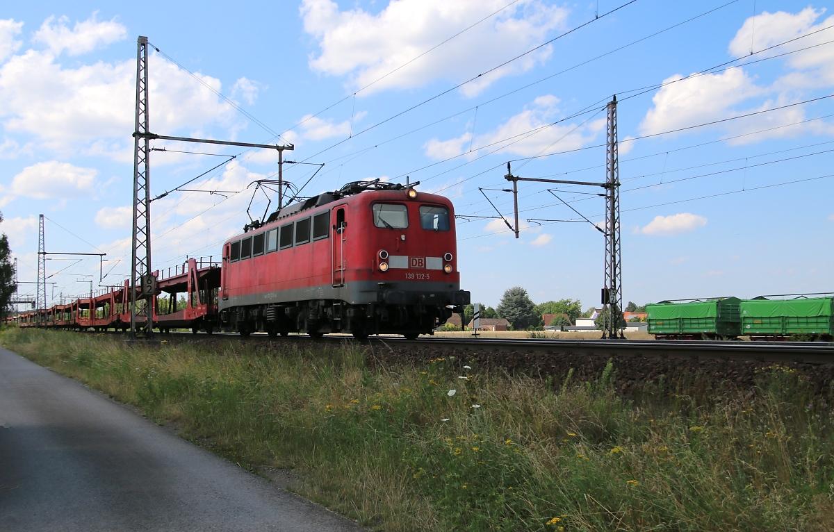 139 132-5 mit leeren Autotransportwagen in Fahrtrichtung Seelze. Aufgenommen am 23.07.2014 bei Dedensen-Gümmer.
