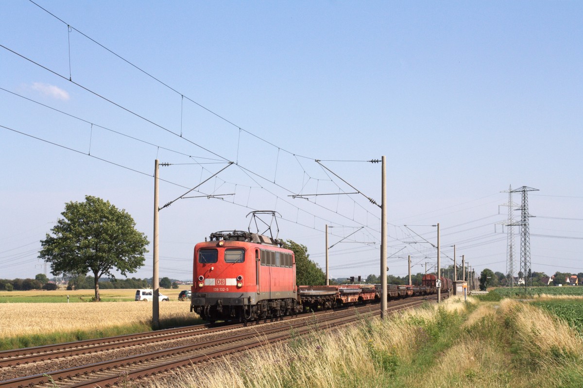 139 132-5 zieht am 17.07.2015 einen Stahlzug aus Beddingen Richtung Westen. Aufgenommen zwischen Vechelde und Peine.