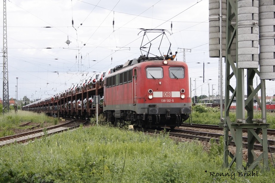 139 132 bei der Ausfahrt aus dem Bhf. Falkenberg gen Norden mit einenm vollen PKW Zug. 
30.05.2014