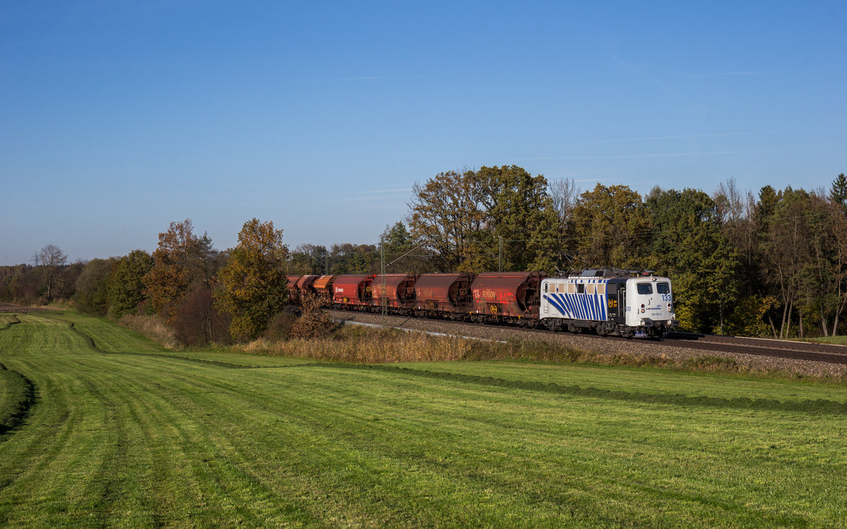 139 133 von Lokomotion fährt mit einem fotogenen Düngerzug bei Hilperting in Richtung Kufstein, aufgenommen am 19. Oktober 2017.