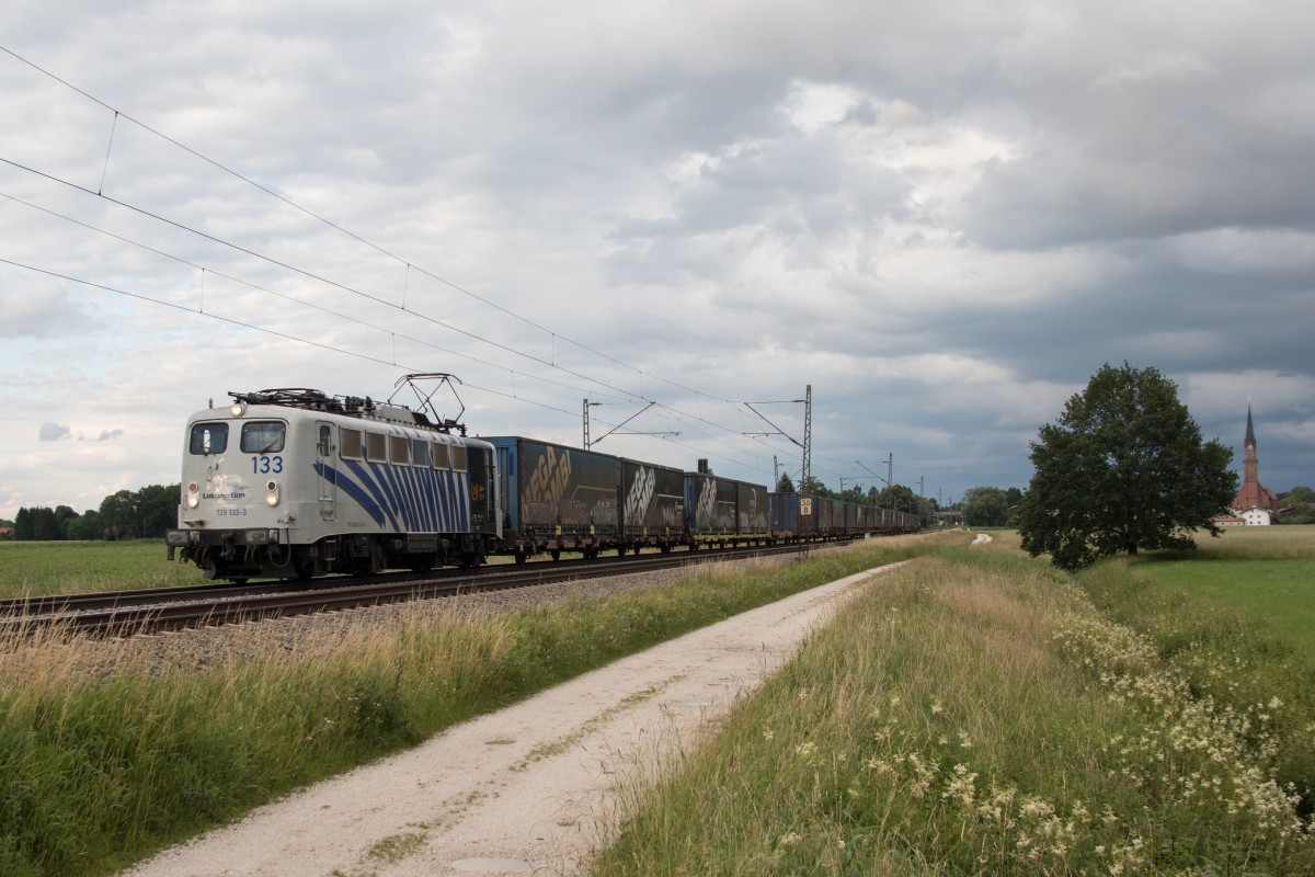 139 133 mit einem Auflieger-Zug am 23. Juni 2015 bei Übersee.