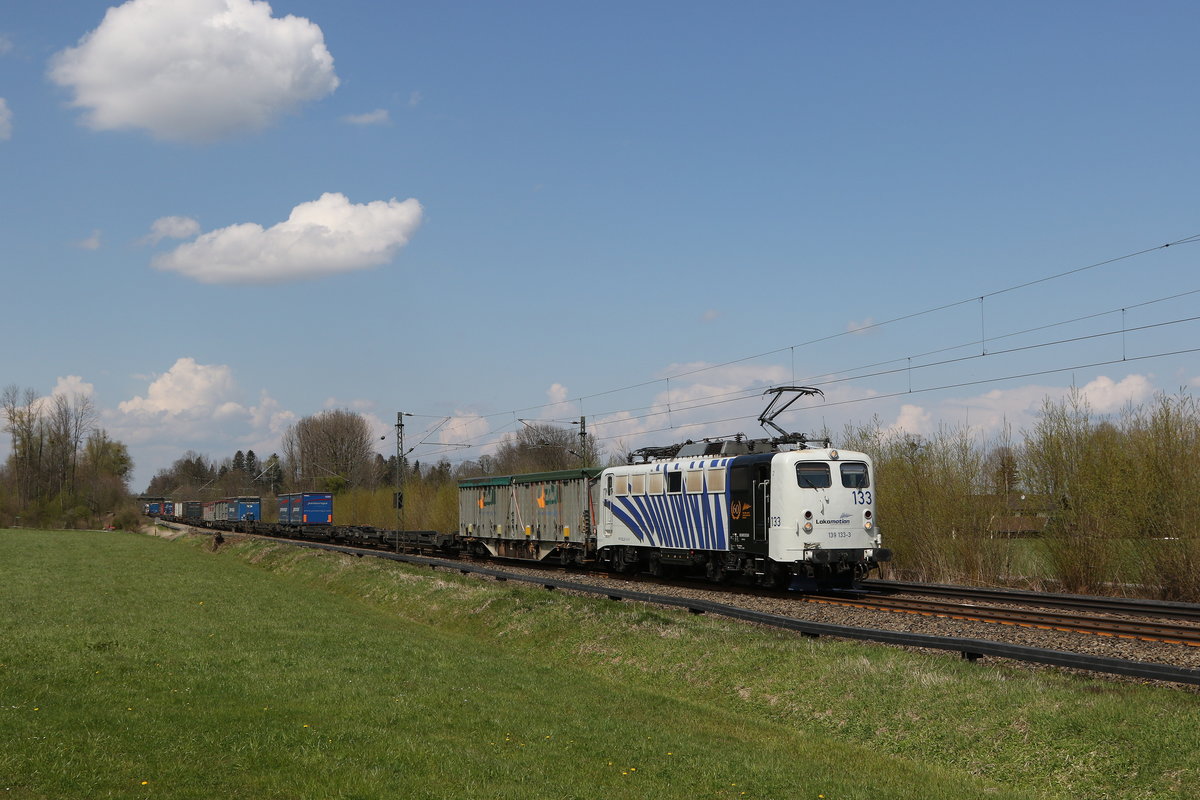139 133 mit einem schwach beladenem  KLV  aus München kommend am 21. April 2021 bei Brannenburg im Inntal.