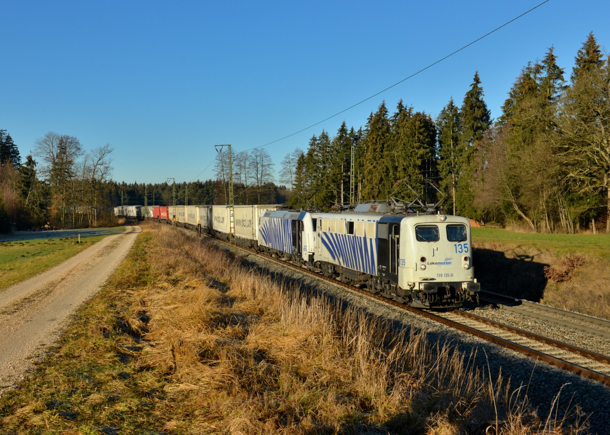 139 135 + 185 663 mit DGS 41857 am 24.12.2015 bei Hörafing. 