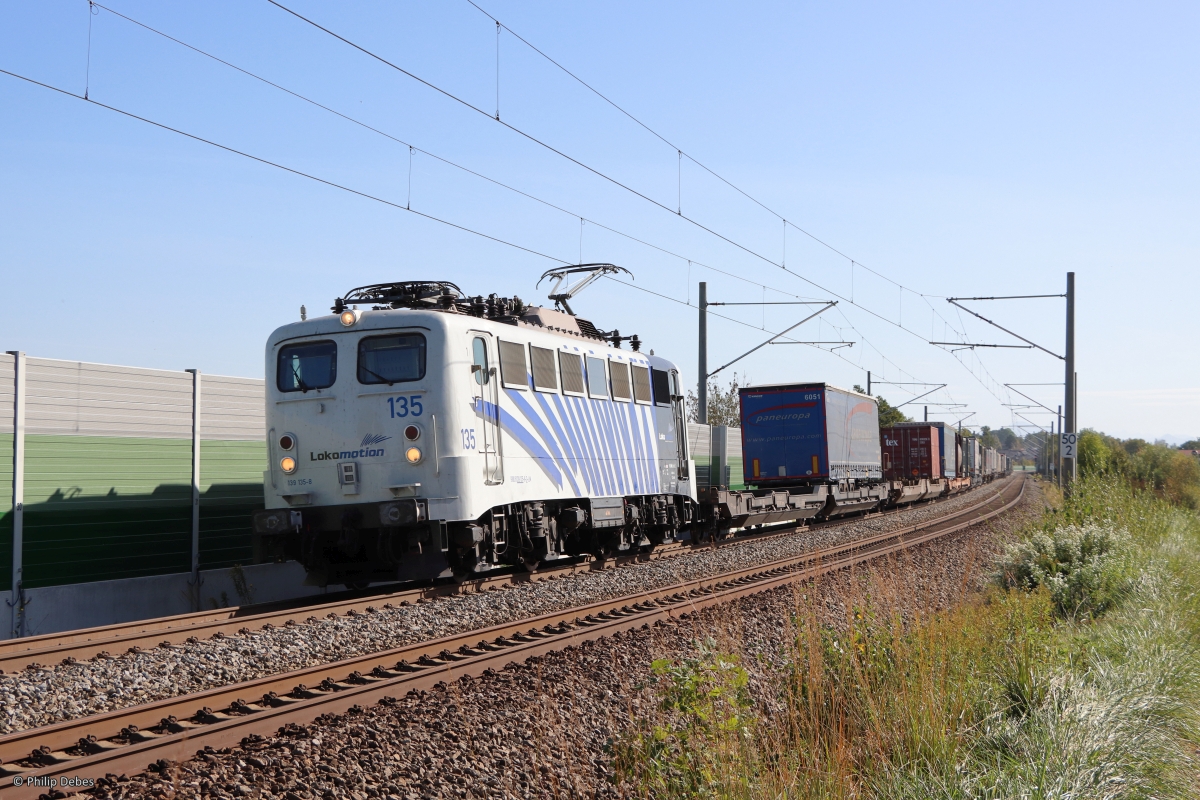139 135-8 (Lokomotion) mit einem Güterzug in Ostermünchen, 11. Oktober 2023