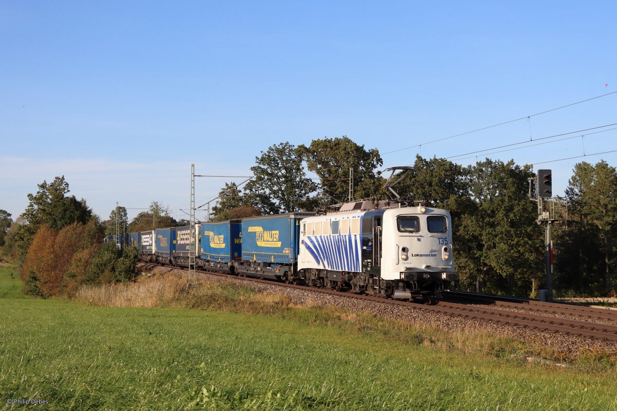 139 135-8 (Lokomotion) mit einem Güterzug und gerade noch mit einem Heißluftballon in Hilperting, 11. Oktober 2023