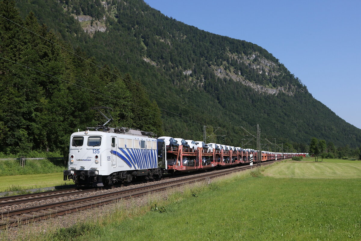 139 135 von  LOKOMOTION  mit einem Autozug aus München kommend am 14. Juni 2023 bei Niederaudorf.
