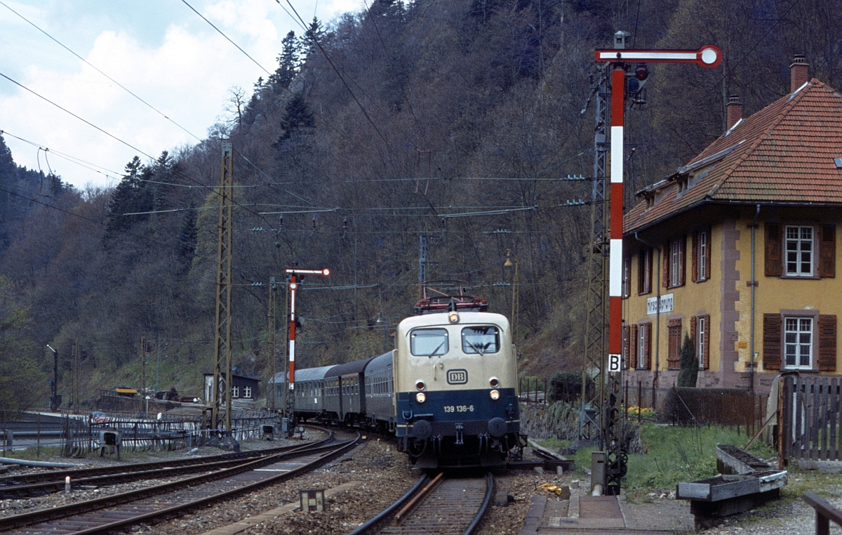 139 136 fährt am 19.5.1979 in Hirschsprung ein. Damals konnte man dort noch aus- und einsteigen. 139 136 war (neben 139 131) eine der beiden wendezugfähigen 139, erkennbar am Steuerkabel links an der Pufferbohle.