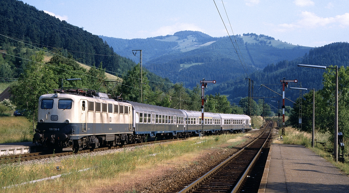 139 136, Himmelreich, September 1982. Die Formsignale stehen noch, aber die Feldwegüberführung ist verschwunden.