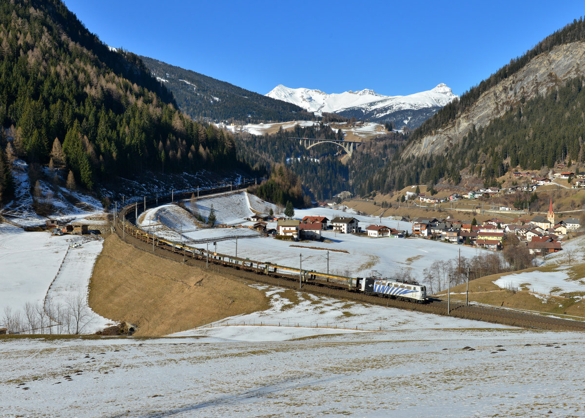 139 177 mit einem leeren Autozug am 18.02.2016 bei St. Jodok am Brenner.
