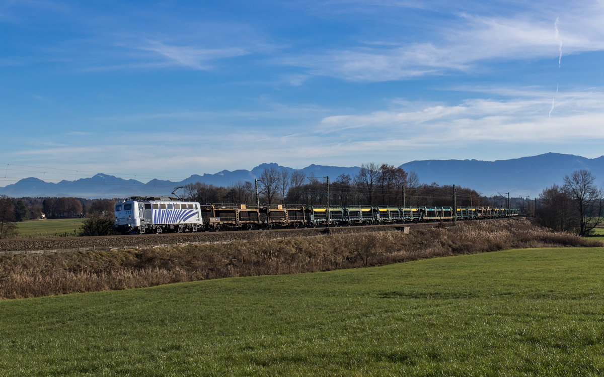 139 213 von Lokomotion mit einem leeren Autozug am 10. Dezember 2016 bei Rann.