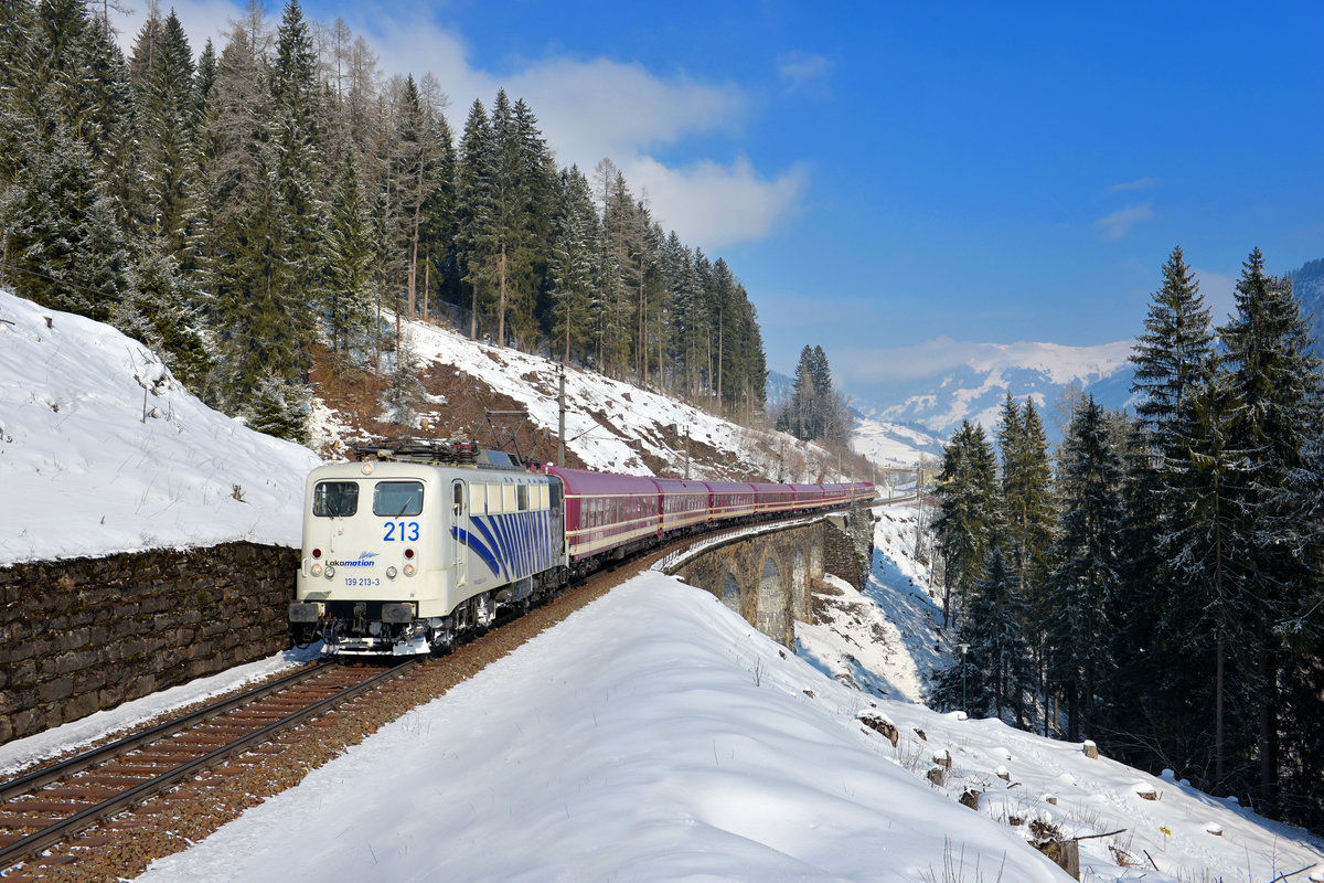 139 213 mit einem Turnuszug am 23.02.2013 bei Bad Hofgastein.