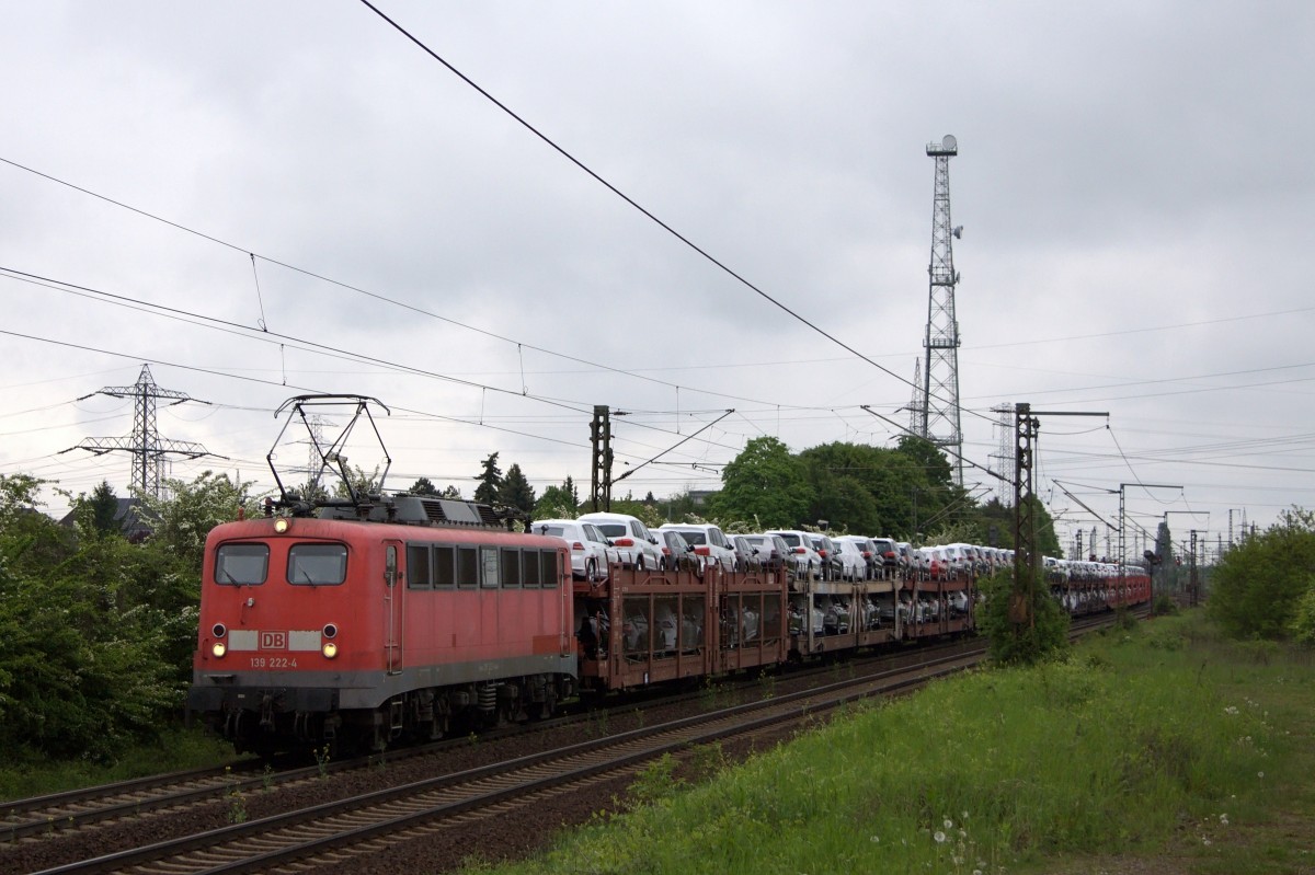 139 222-4 klappert am 02.05.2014 mit einem weiteren VW-Zug durch Ahlten