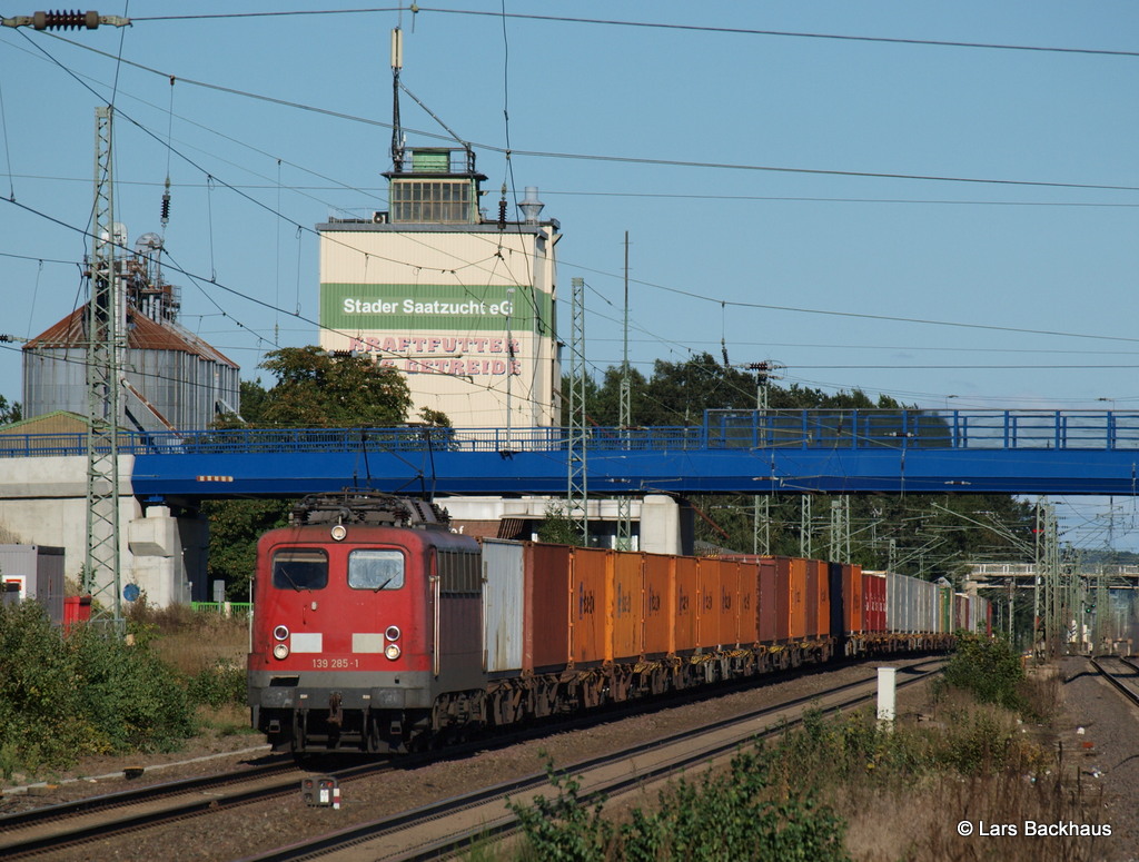 139 285-1 EGP rollt mit ihrem Containerzug durch das  Norddeutsche Flachland  Aufgenommen am 29.09.13 in Tostedt.