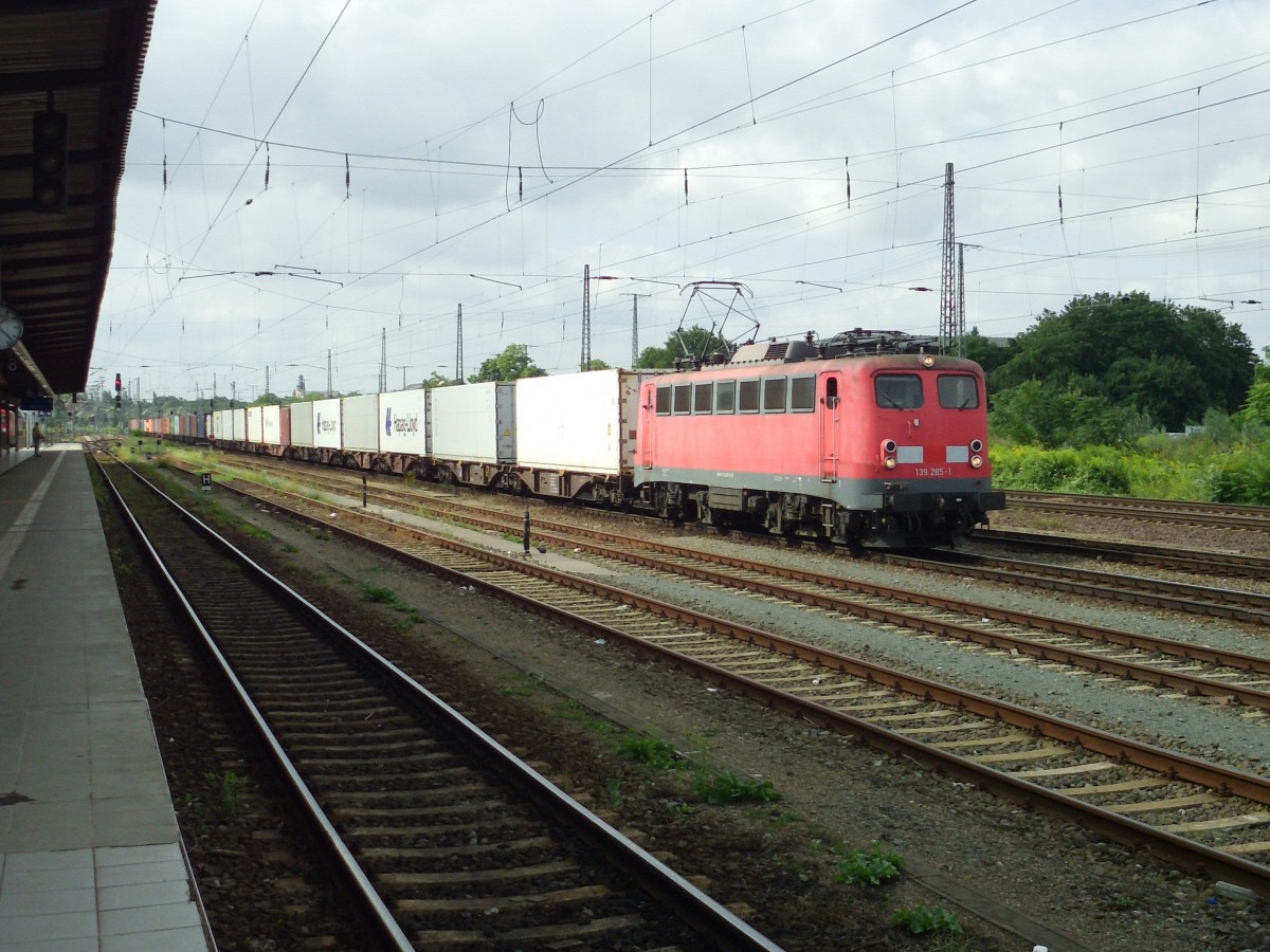 139 285-1 mit Containerzug in Magdeburg Hbf 