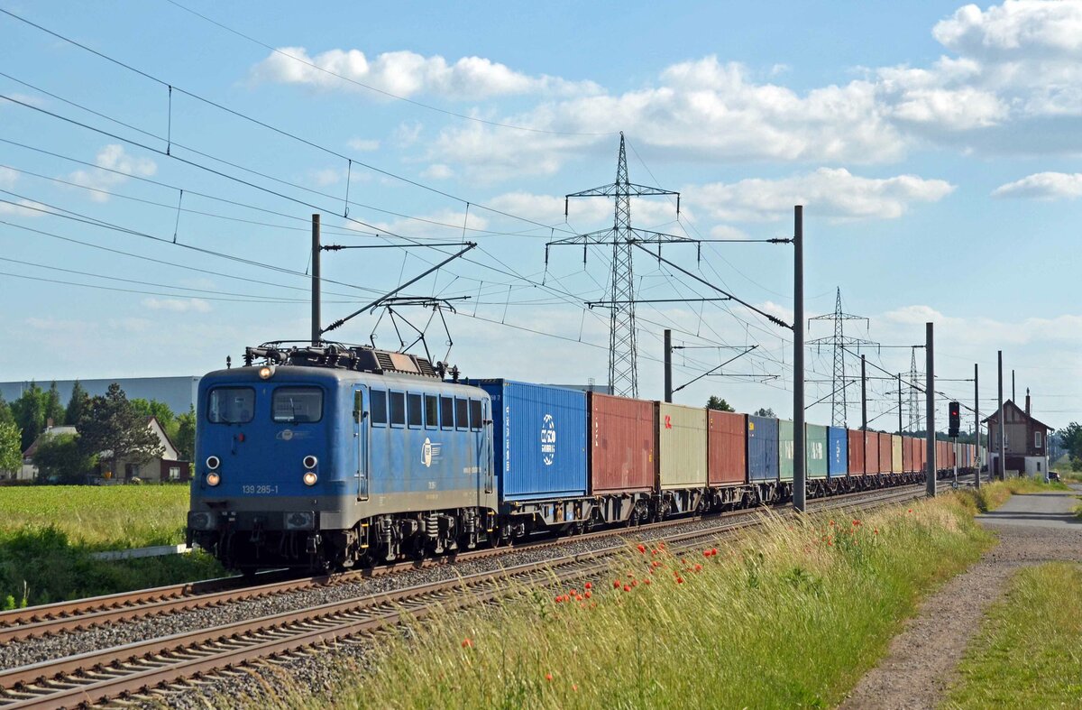 139 285 der EGP schleppte am 13.06.21 einen Containerzug durch Braschwitz Richtung Magdeburg.