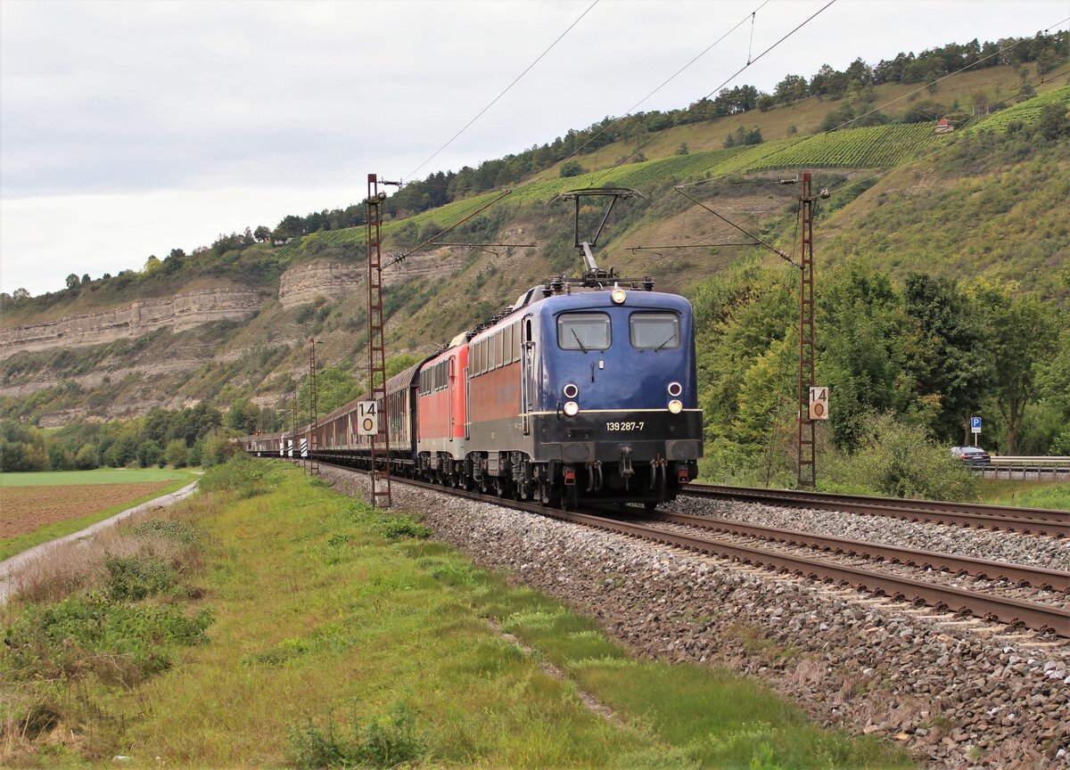 139 287 und 140 432 (BYB) fuhren am 17.09.21 mit dem Henkelzug durch Thüngersheim. 