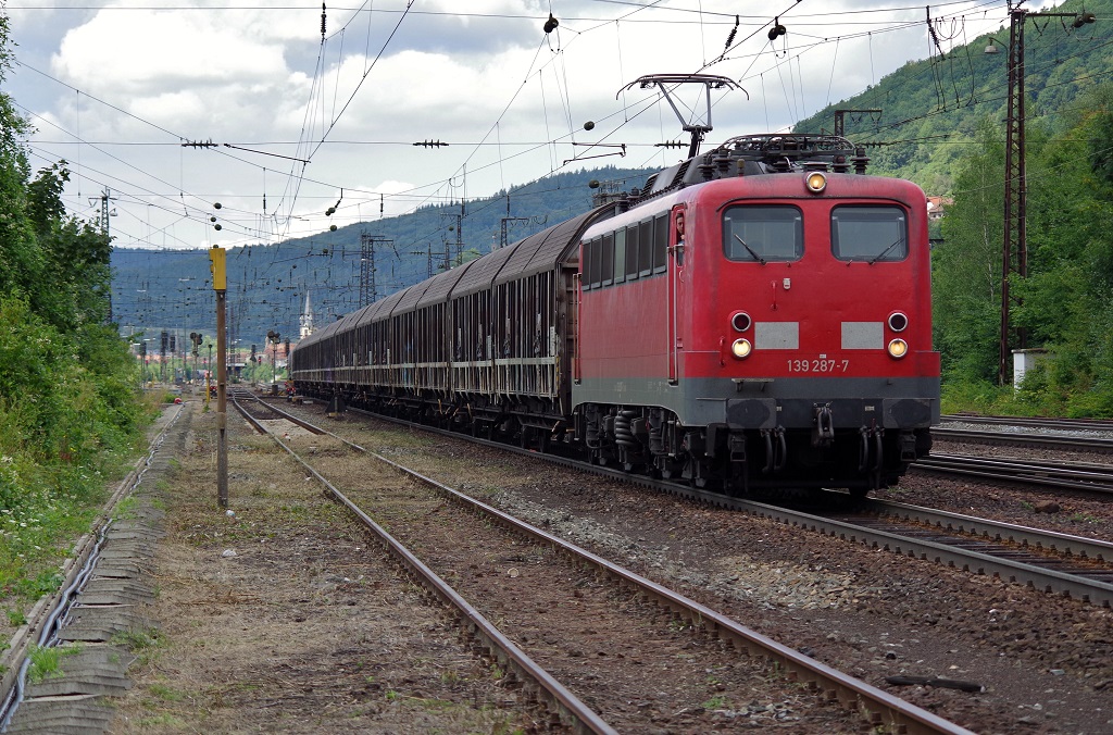 139 287 der Bayernbahn mit dem Henkel-/Schwarzkopfzug am 13.08.2013 in Gemnden am Main gen Wrzburg. 